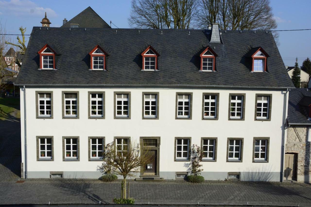Stiftsherrenhaus Munstermaifeld Exterior photo